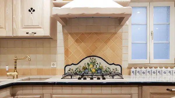 Cucina con lavello angolare e zona cottura