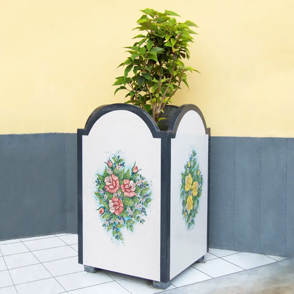 Fioriera alta in pietra lavica ceramizzata decorata a mano