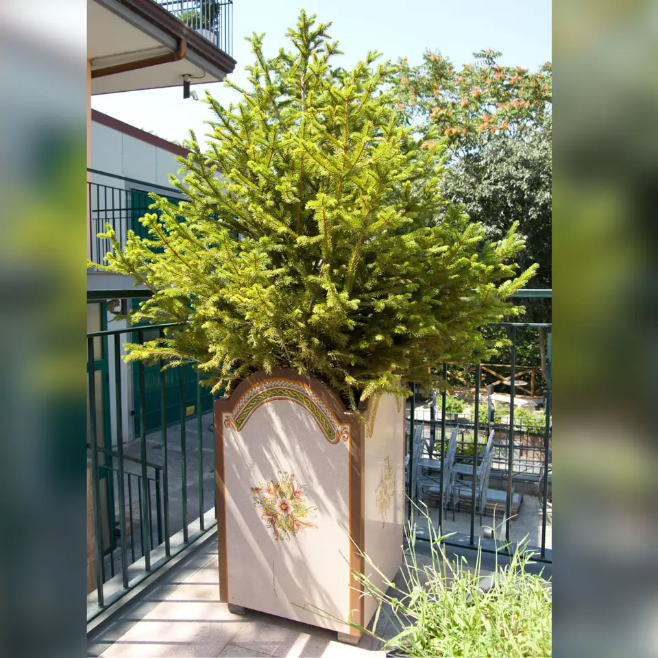 Vaso porta albero in pietra lavica decorata a mano