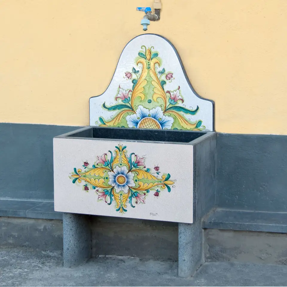 Fontana in pietra lavica con decoro floreale realizzata su misura