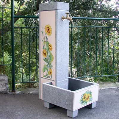Fontana in pietra lavica con decoro girasoli dipinti a mano