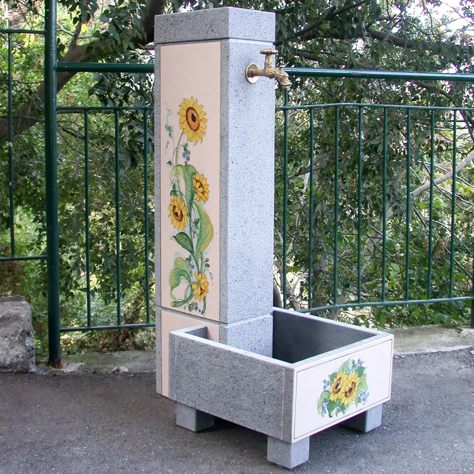 Fontana in pietra lavica con decoro girasoli dipinti a mano