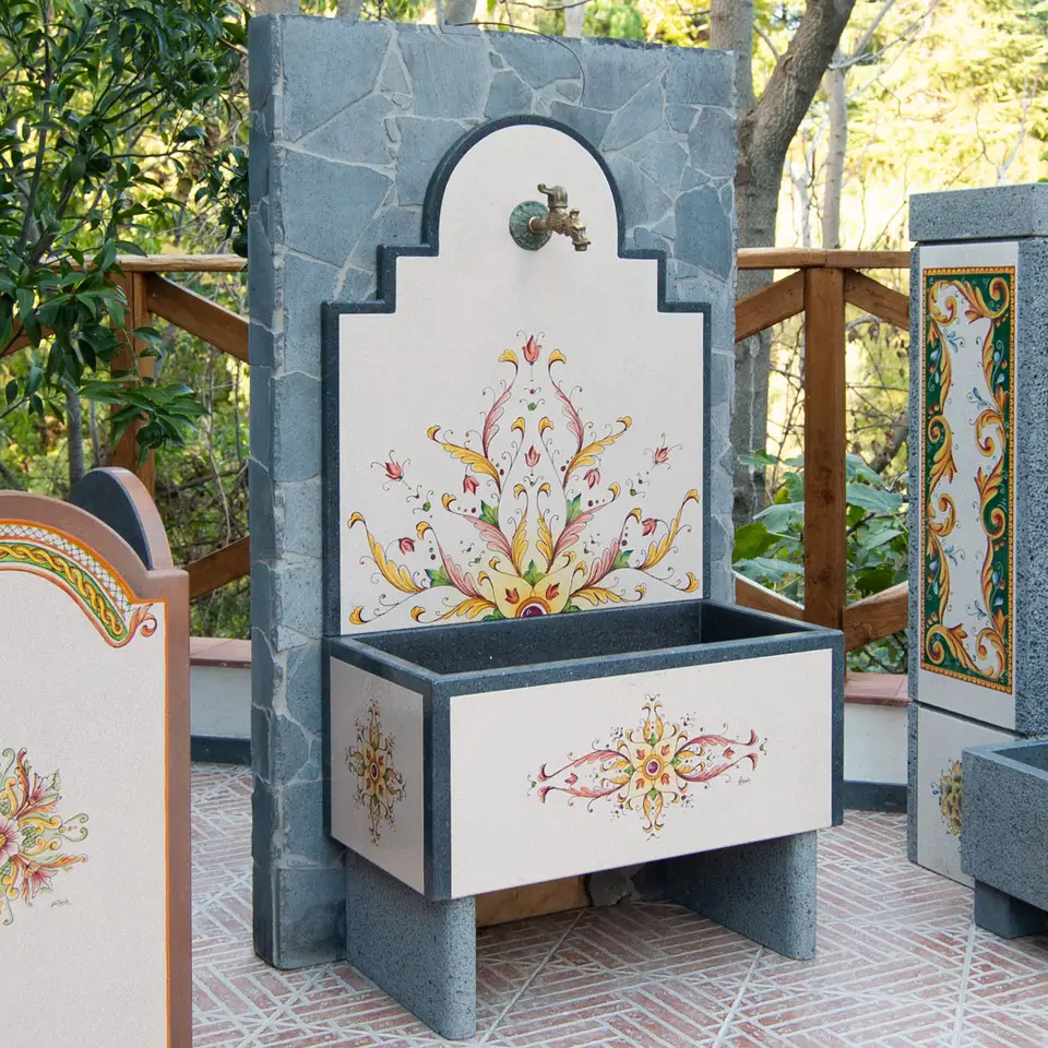 Fontana da giardino in pietra lavica decorata a mano