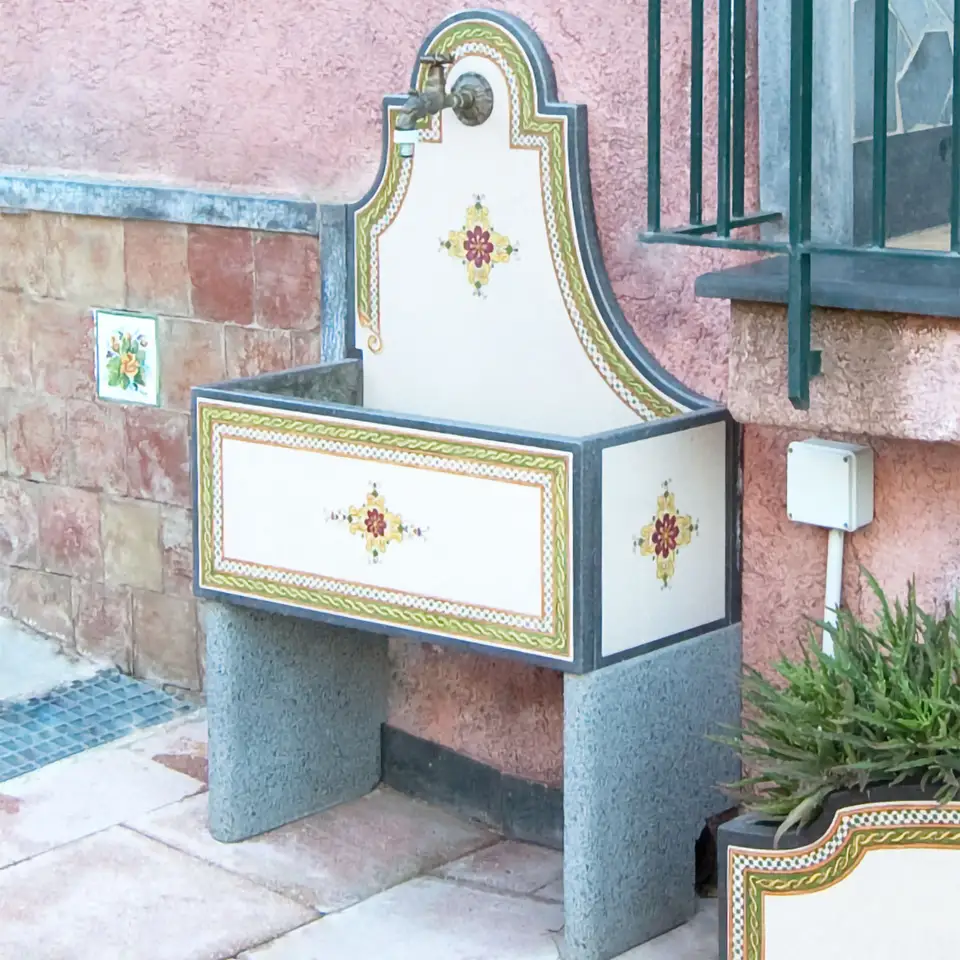 Fontanella in pietra lavica ceramizzata con decoro dipinto a mano