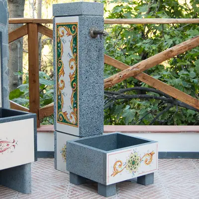 Fontana in pietra lavica da giardino decorata a mano