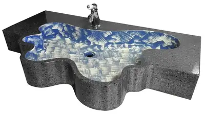 Lavello moderno monoblocco in pietra lavica con decoro dipinto a mano. Ogni lavorazione viene eseguita su misura.