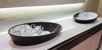 Lavello bagno in pietra lavica con decoro moderno, codice LAV018. Soluzione su misura con decorazione artigianale.