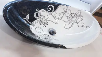 Lavello bagno in pietra lavica con decoro moderno, codice LAV018. Soluzione su misura con decorazione artigianale.