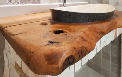 Lavello bagno in pietra lavica su piano in legno massello, codice LAV019. Una composizione calda e materica per arredo bagno.