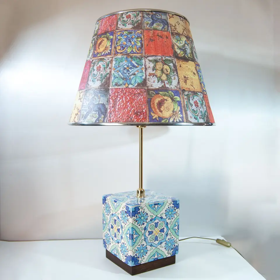 Lume in stile siciliano dipinto a mano. Ceramica artistica Giarre