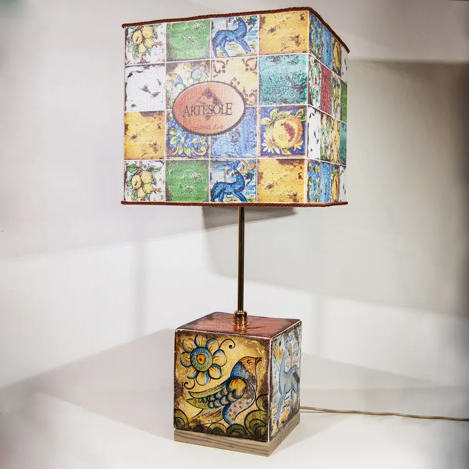 Lampada da tavolo con paralume in tessuto decorato