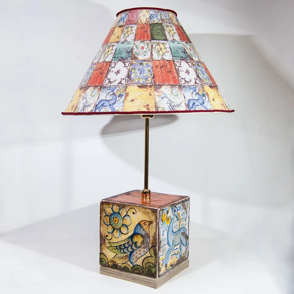 Lume artigianale con base in ceramica decorata a mano. Paralume con decorazione mattonelle