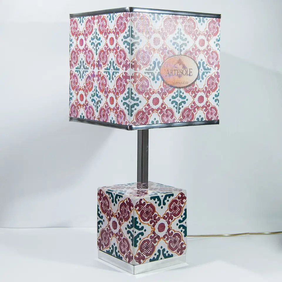 Lume con base e paralume cubo dal design siciliano