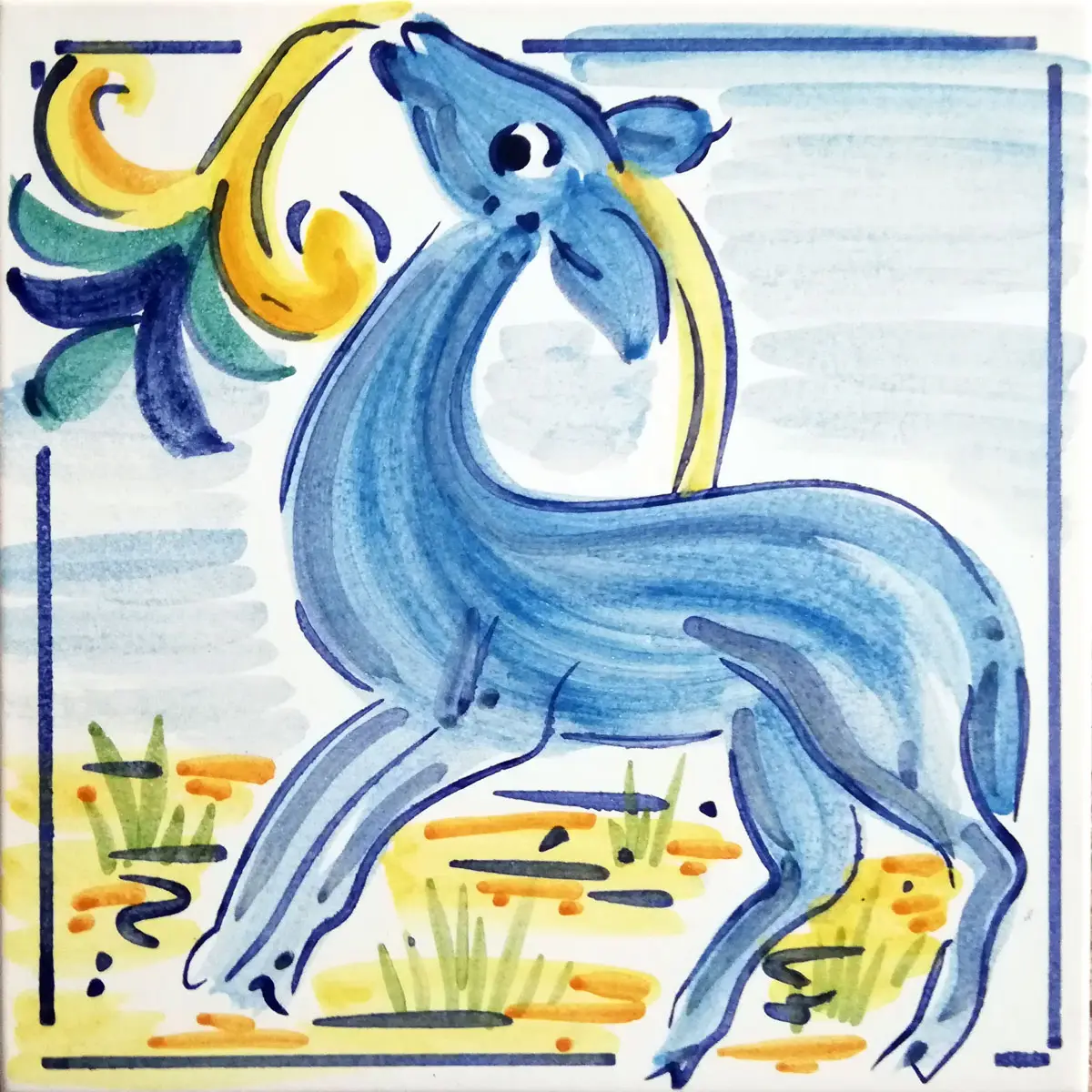 Mattonella decorata con animale blu stilizzato, ornamento giallo e turchese e cornice blu su fondo chiaro