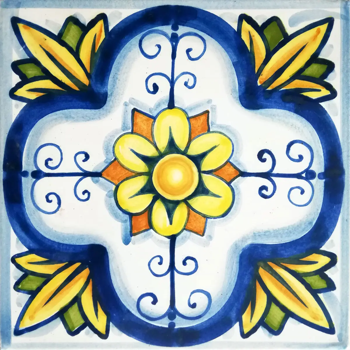 Mattonella decorata con fiore giallo e arancio in un quadrilobo bianco e blu, con foglie gialle agli angoli