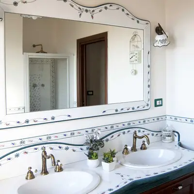 bagno con doppio lavabo in pietra lavica con decoro semplice