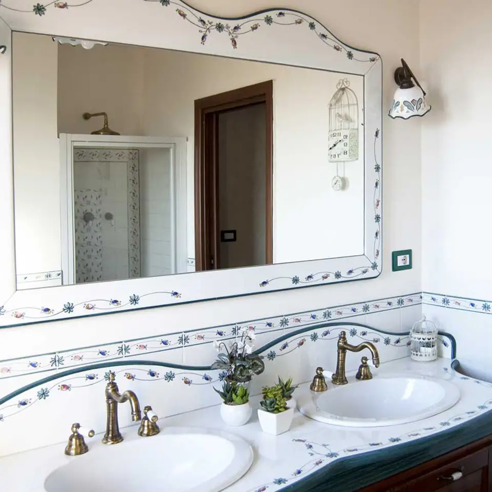 bagno con doppio lavabo in pietra lavica con decoro semplice