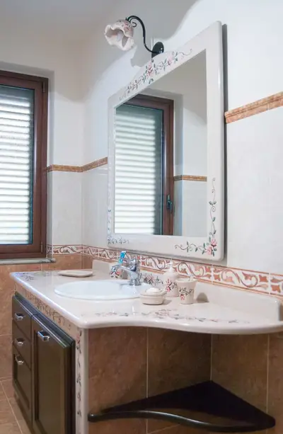 Mobile bagno con piano in pietra lavica decorato a mano, ante in legno massello