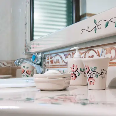 Mobile bagno realizzato su misura con top in pietra lavica decorata a mano