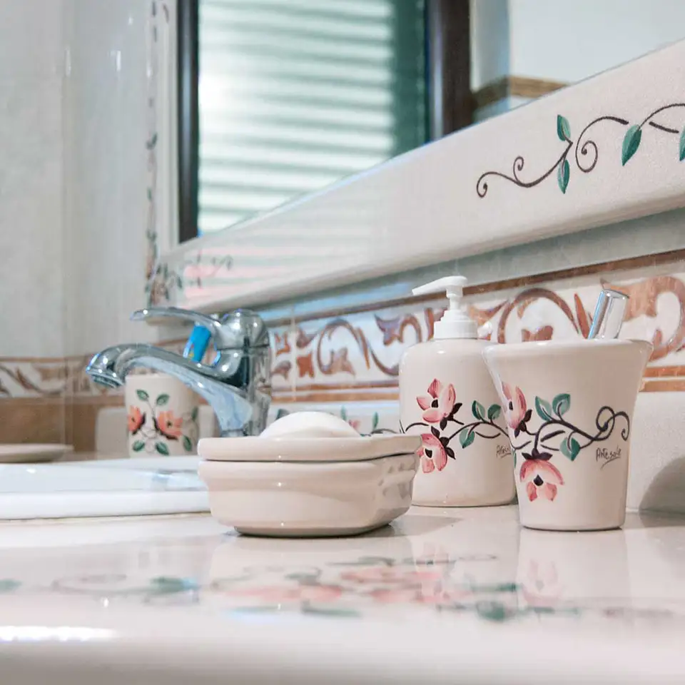 Mobile bagno realizzato su misura con top in pietra lavica decorata a mano