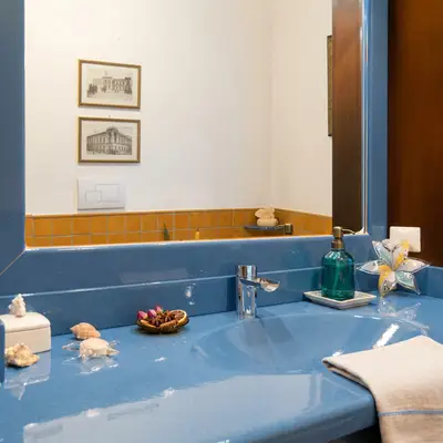 Mobile bagno con top in pietra lavica con lavello scavato, monocolore