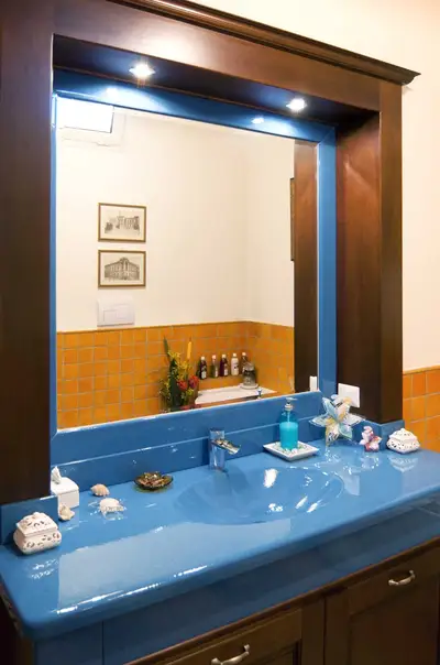Mobile bagno in stile moderno con top in pietra lavica monocolore