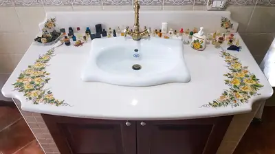 mobile di arredo bagno con top decorato