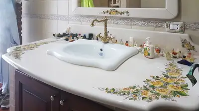 Piano mobile bagno in pietra lavica decorata