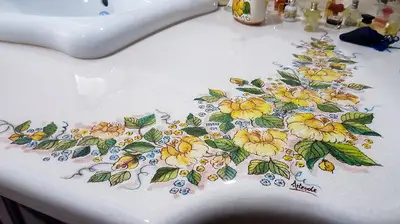 Piano in pietra lavica decorato a mano