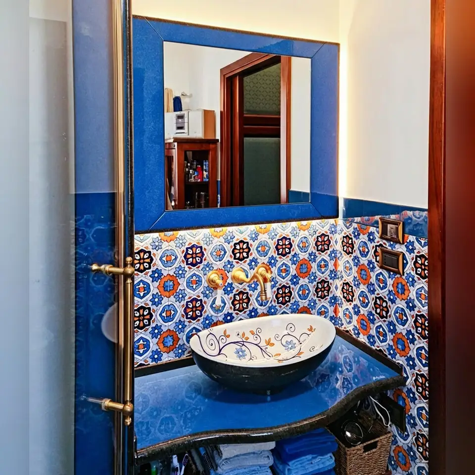 Bagno in Pietra Lavica decorato a mano