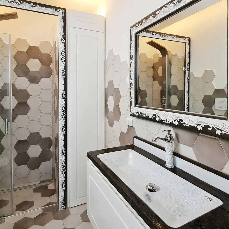 bagno moderno con piano in pietra