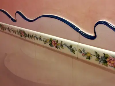 Rivestimento di arredo bagno realizzato in pietra lavica decorata a mano