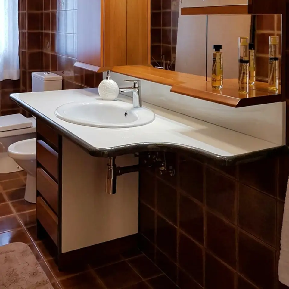 Bagno marrone con top bianco