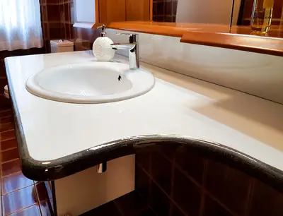 top bianco in pietra lavica per bagno