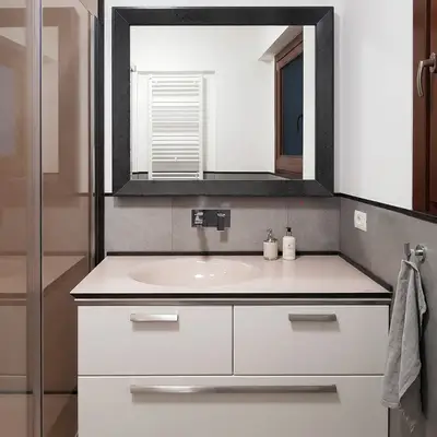 mobile bagno moderno con top in pietra lavica
