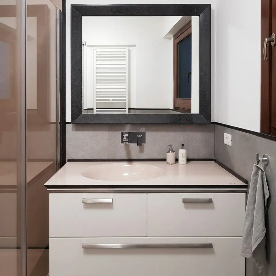 mobile bagno moderno con top in pietra lavica