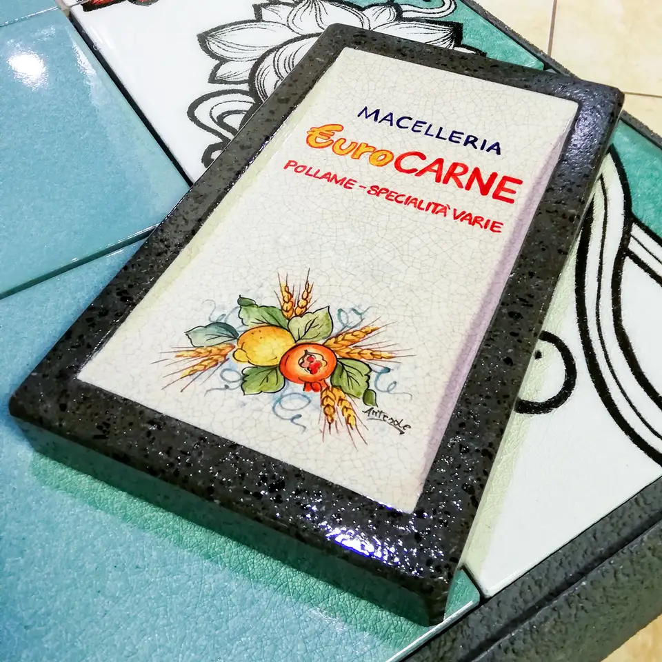 Rendiresto in pietra lavica con logo decorato a mano, scritte e decori personalizzabili