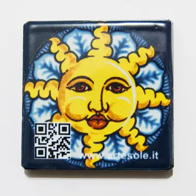 Tozzetto in pietra lavica con codice QR e decoro siciliano