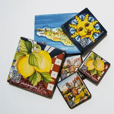 Gadget in pietra lavica decorata in stile siciliano