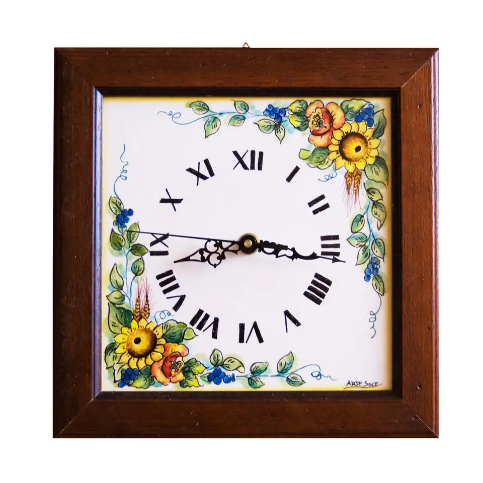 Orologio con numeri romani in pietra lavica
