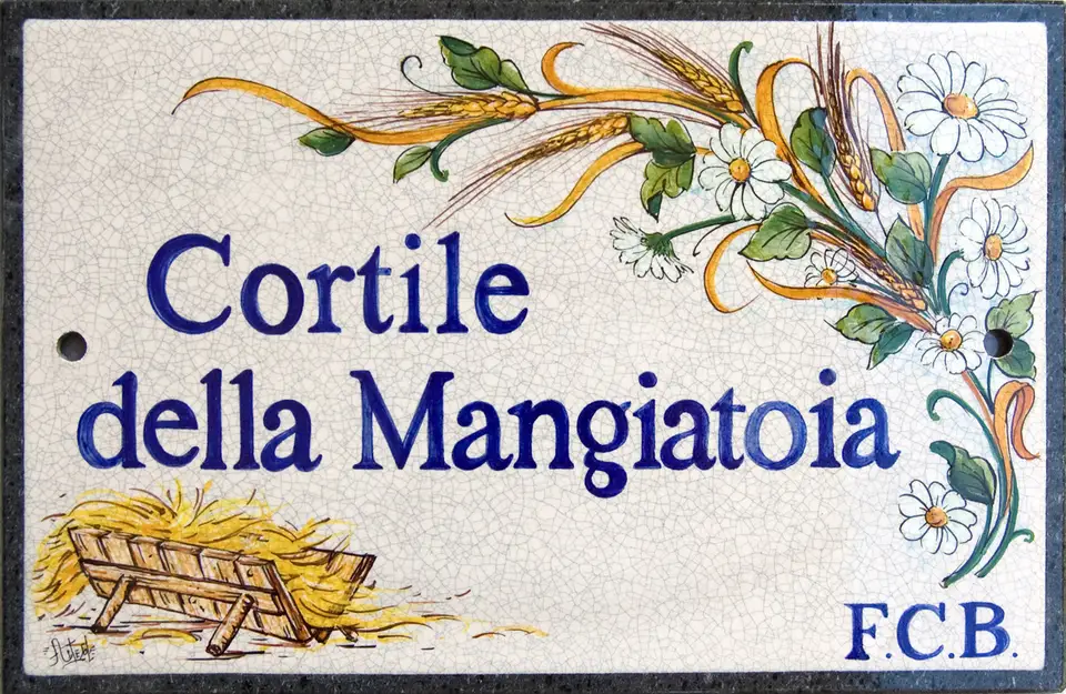 pannello in pietra lavica con decoro e scritta personalizzata, realizzabile su misura