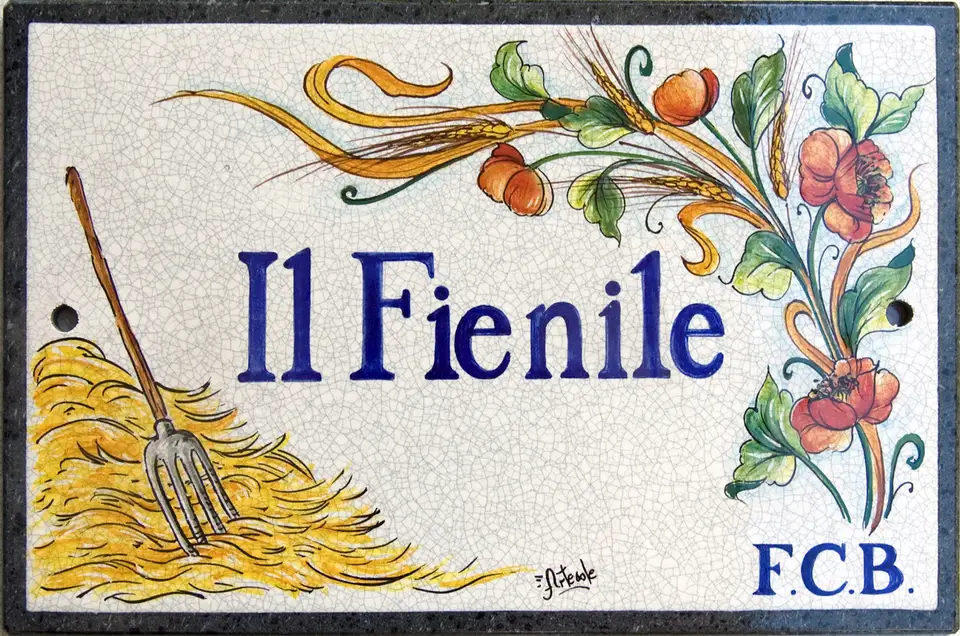 Fienile: pannello decorativo in pietra lavica con decoro e scritta personalizzata