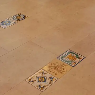Mattonelle per pavimenti in pietra lavica decorate a mano