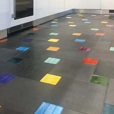 Pavimento moderno in pietra lavica con mattonelle monocolore