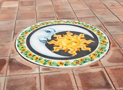 Rosone in pietra lavica decorata a mano con decoro Sole e Luna