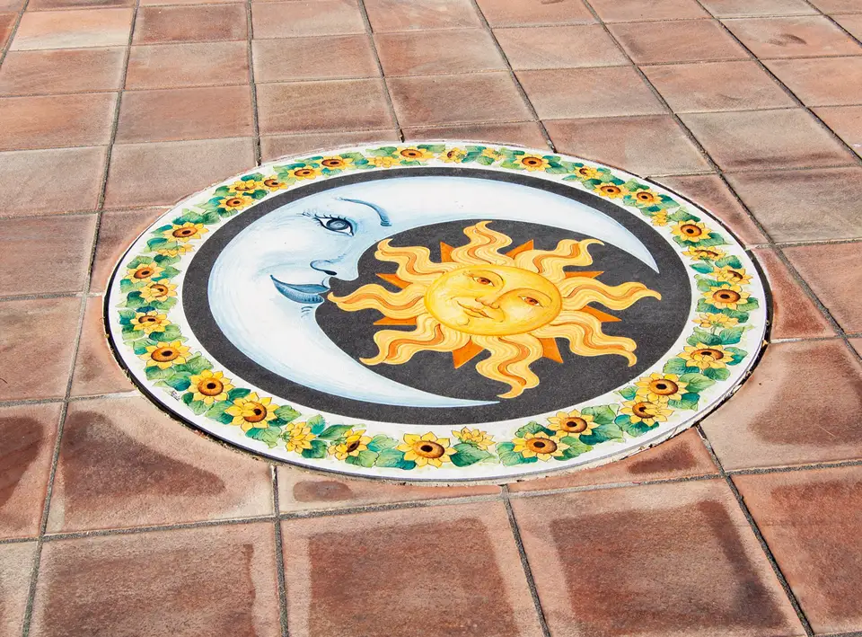 Rosone in pietra lavica decorata a mano con decoro Sole e Luna