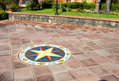 Rosone rosa dei venti realizzato in pietra lavica