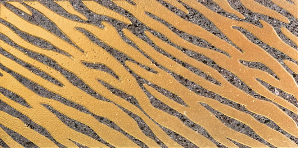 Piastrella in pietra lavica con decoro zebra colore oro fondo Trasparente Incolore