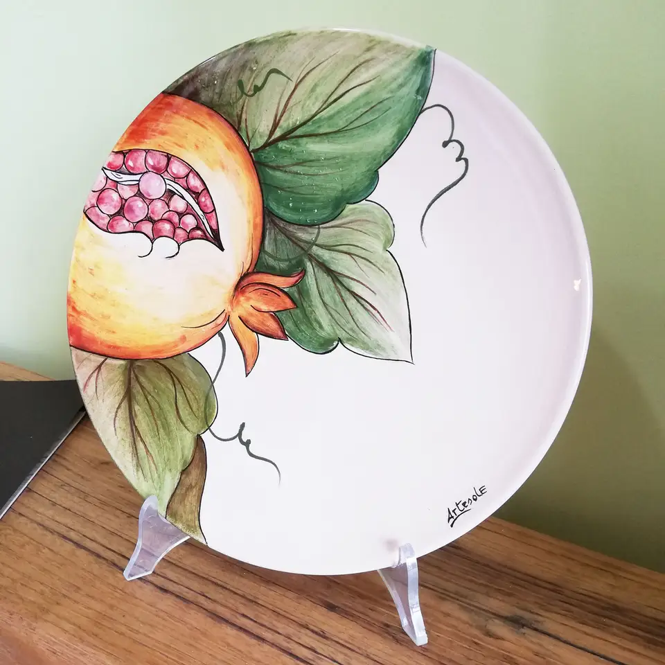 Piatto moderno in ceramica decorata a mano, decoro melograno