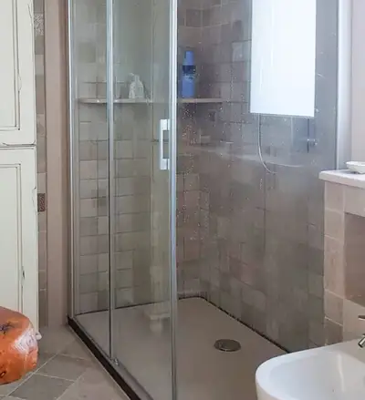 Piatto doccia beige in pietra lavica ceramizzata